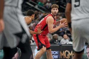 乌度卡：希望申京积极冲抢篮板 他大部分时间都能保持简单打法